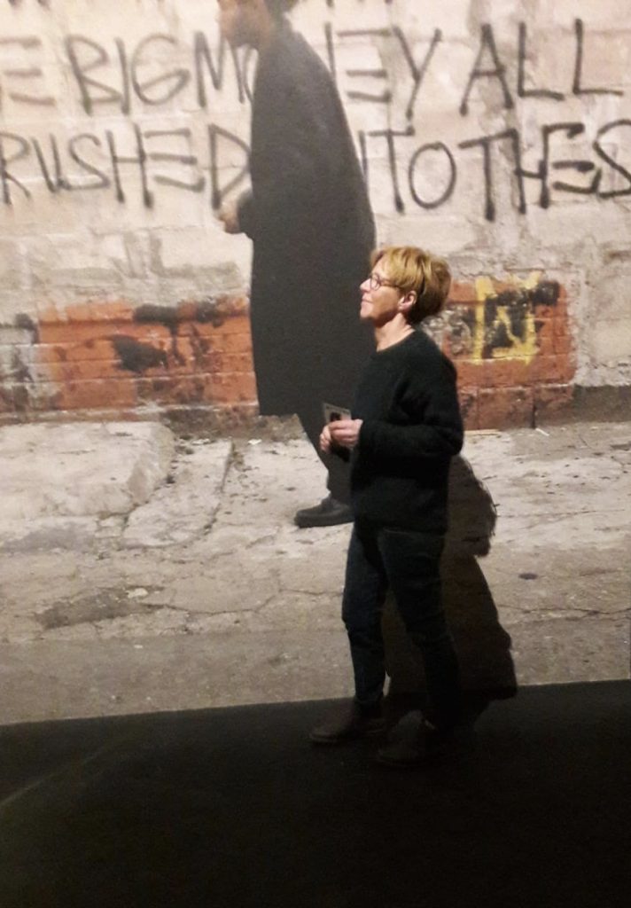 08 Portraet Antonia Lindenberg in einer Jean Michel Basquiat Ausstellung